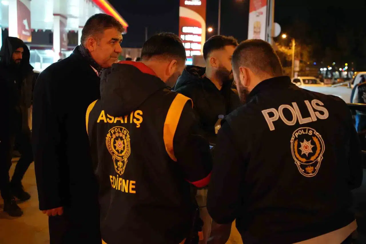 Edirne’de Şok Uygulamada Didik Didik Aranan Araçlarda Silahlar Ele Geçirildi