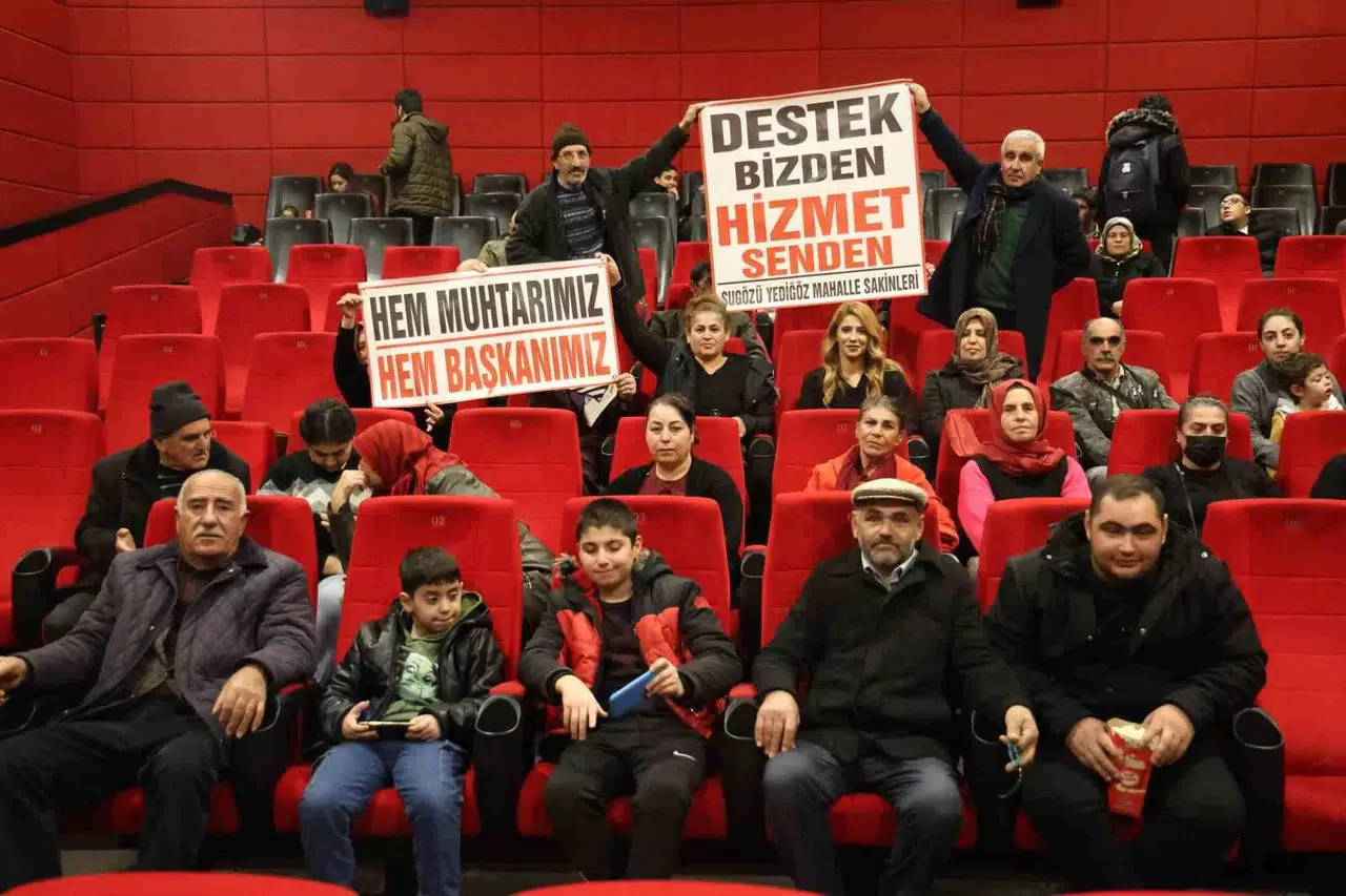 Elazığ Merkezin Tek Bayan Muhtarı Öncü Oldu, Mahalle Sakinleri Sinemada Buluştu