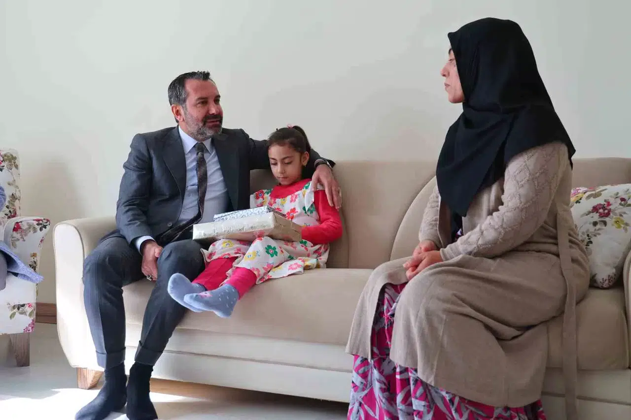 Elazığ Sarsıntısının Simgesi Yüsra ve Ailesine Lider Şerifoğulları Sahip Çıktı