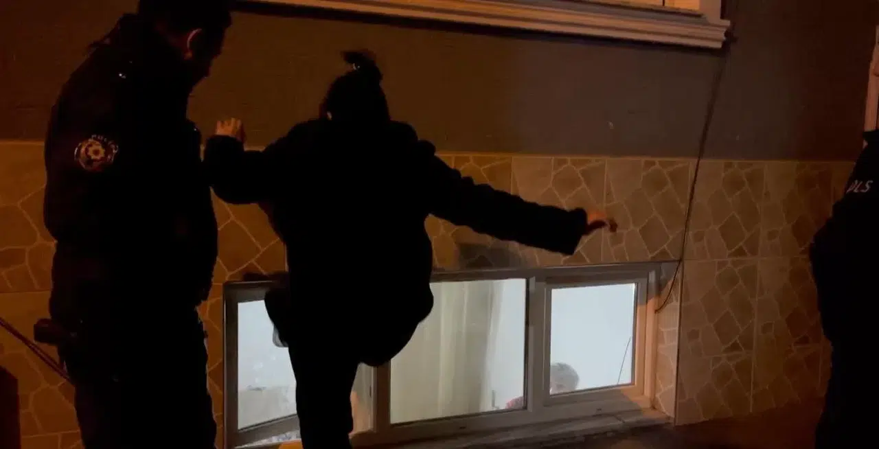 Erkek Arkadaşının Meskenini Bastı Mahalleliyi İsyan Ettirdi