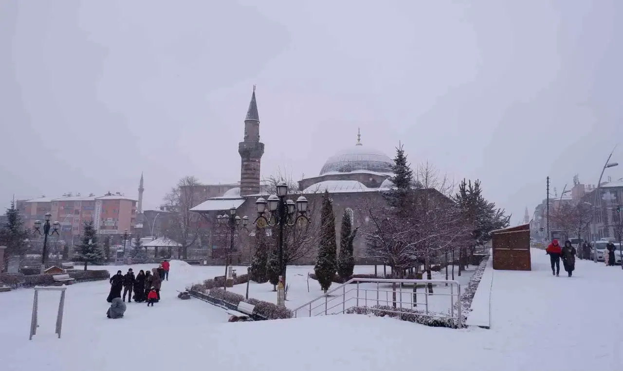 Erzurum’da Kar Yağışı Tesirli Oluyor, 144 Köy Yolu Kapalı