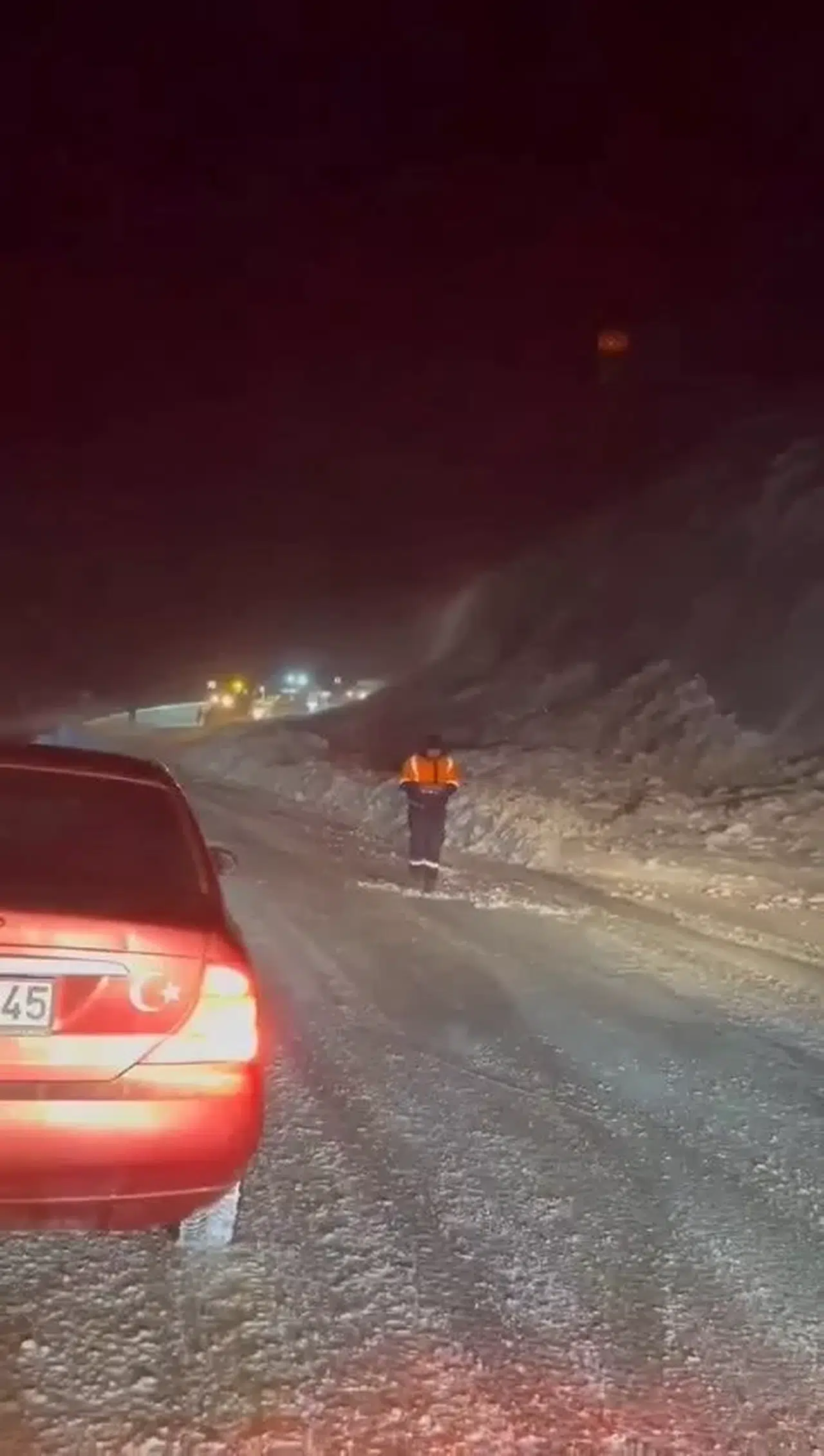 Erzurum’da Karayoluna Çığ Düştü