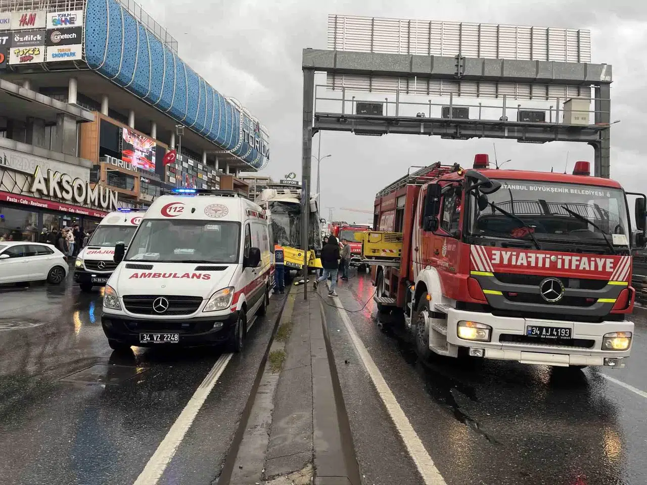 Esenyurt’ta İETT Otobüsü İstikamet Direğine Çarptı: 8 Yaralı