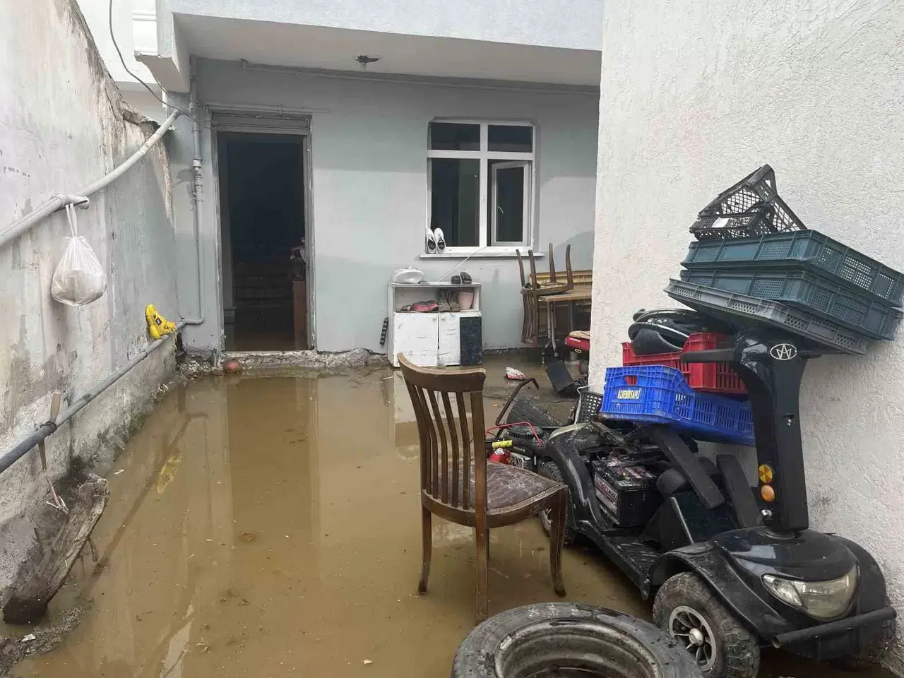 Esenyurt’ta İSKİ’ye İlişkin Rögar Kapağı Patladı: İki Meskeni Su Bastı