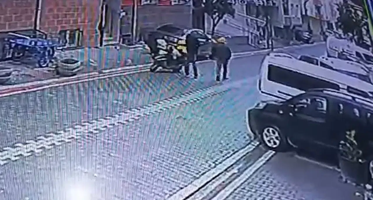 Esenyurt’ta Kuryenin Motosiklette Bıraktığı Telefonunu Kaşla Göz Ortasında Çaldılar