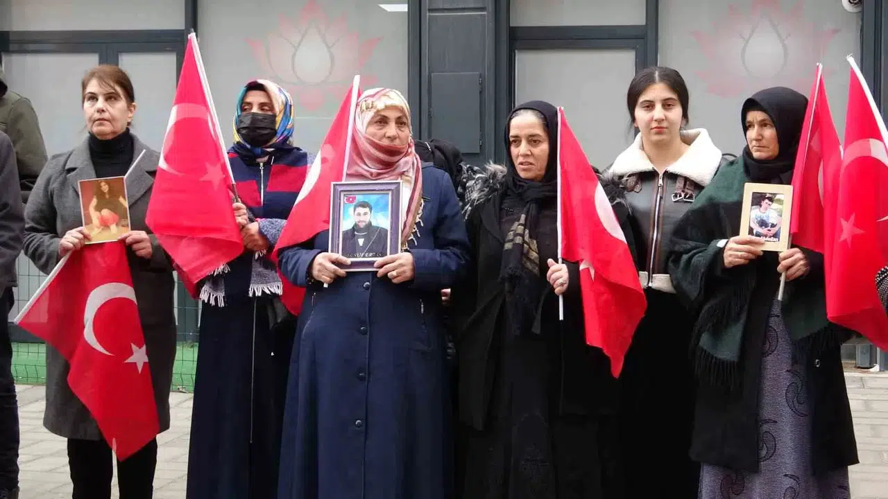 Evlat Nöbetindeki Anne: “Çocuklarımızı Kaybettiğimiz HDP Kapısında İstiyoruz”