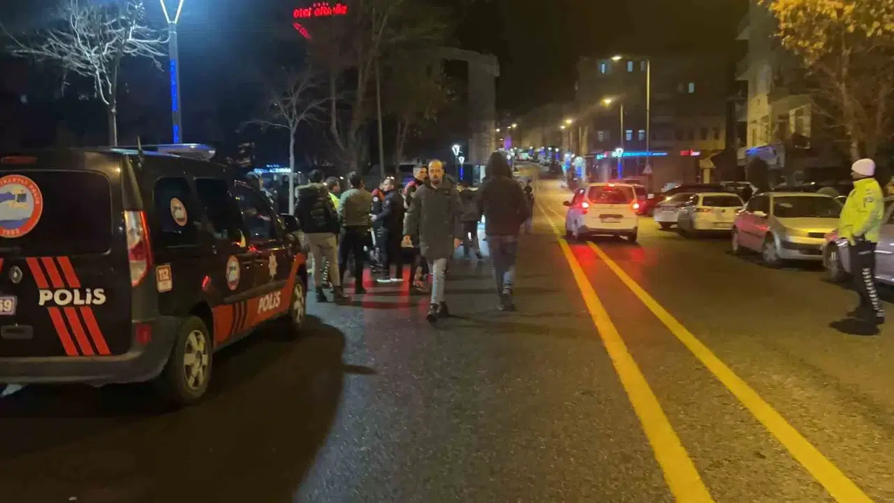 Evvel Hengame Etti, Sonra Polisin Üzerine Araç Sürdü: 1 Polis Yaralı
