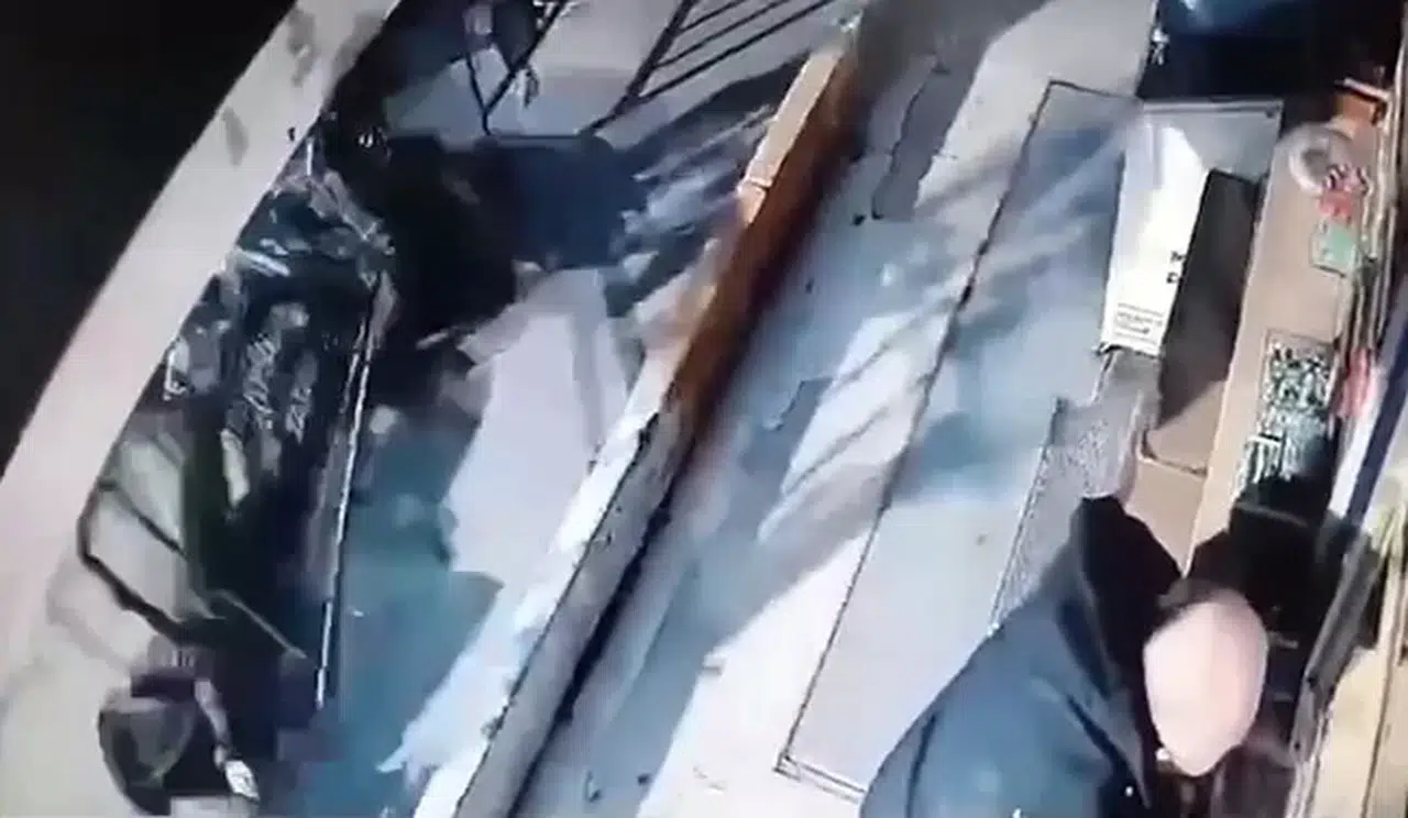 Eyüpsultan’da 2 Bireye Bu türlü Çarptı, Motosikletini Bırakarak Kaçtı