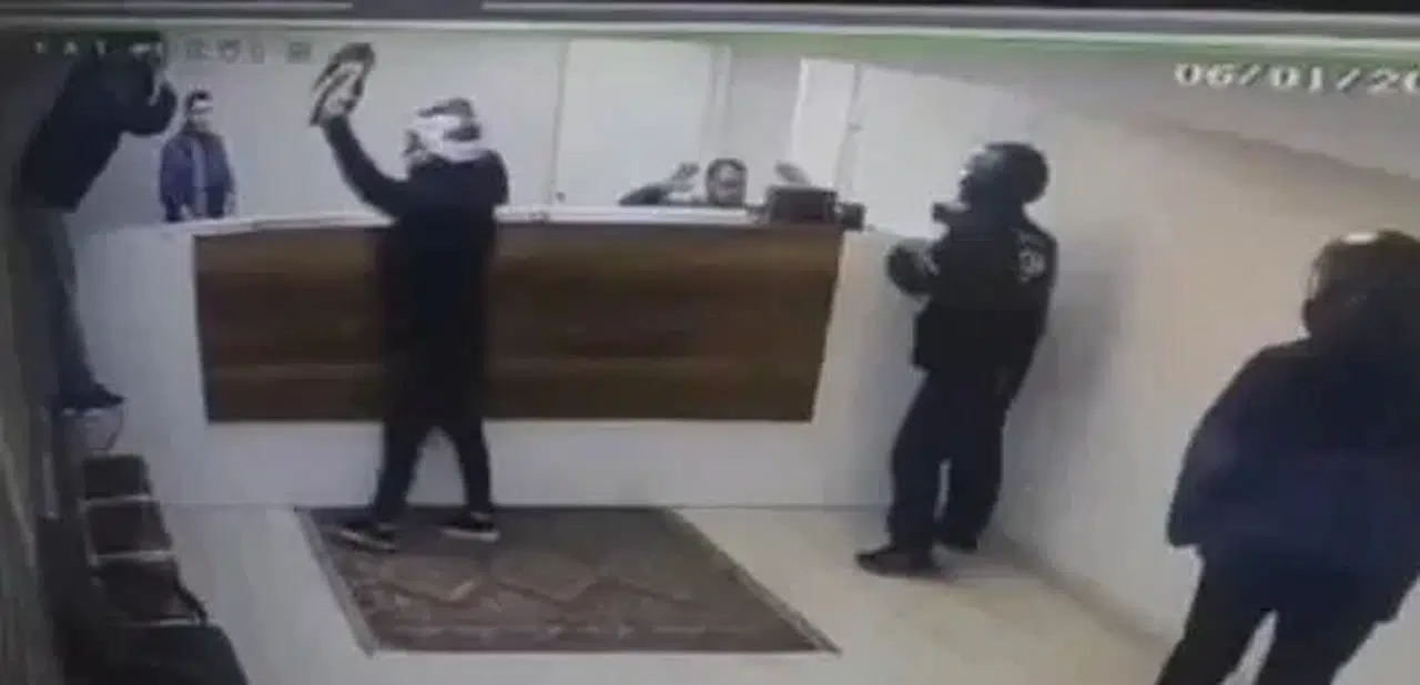Fatih’te Kargo Şubesinde Gasp Teşebbüsü Kamerada