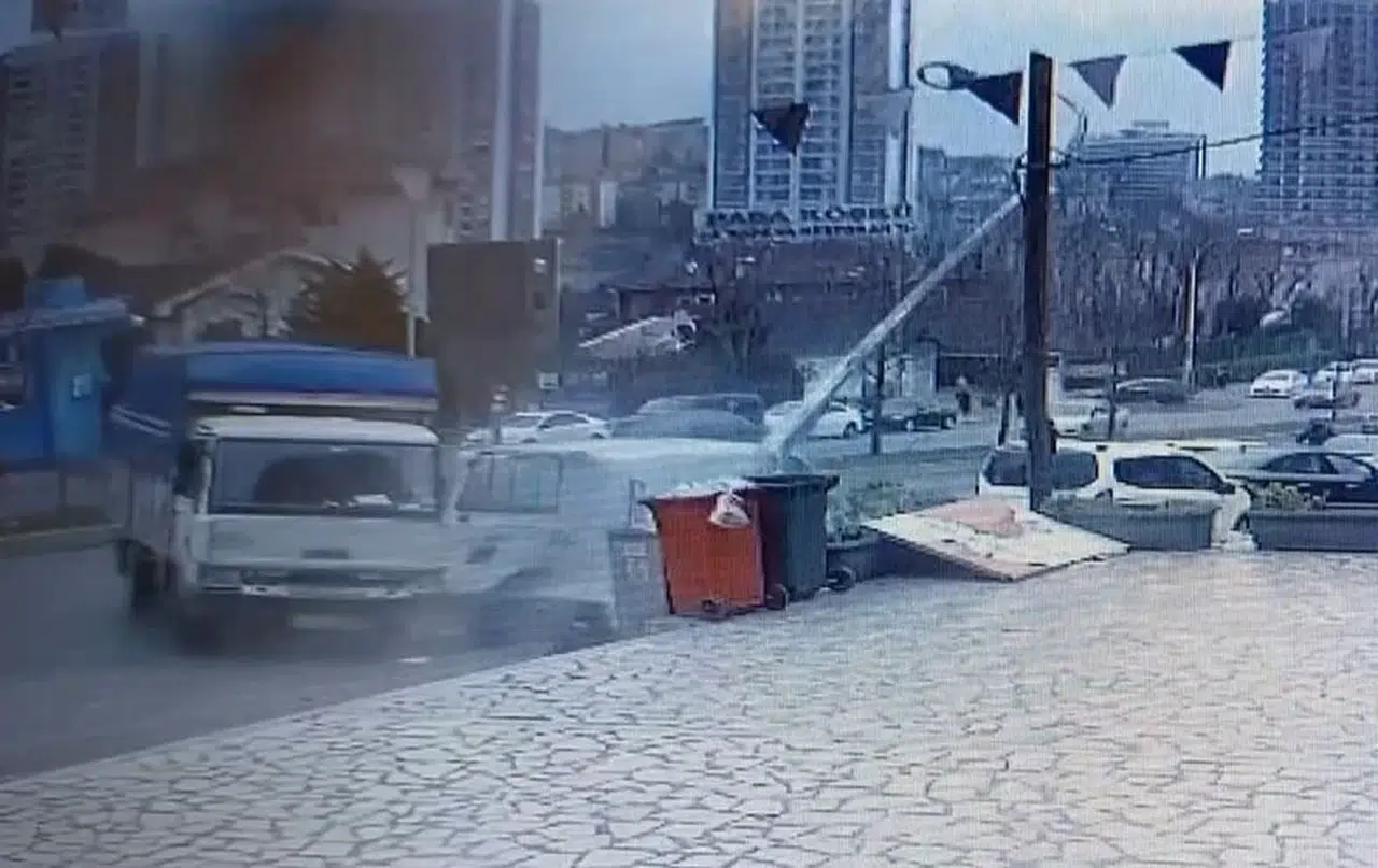 Gaziosmanpaşa’da Denetimden Çıkan Kamyon Ticari Araca Çarptı, Direği Devirdi