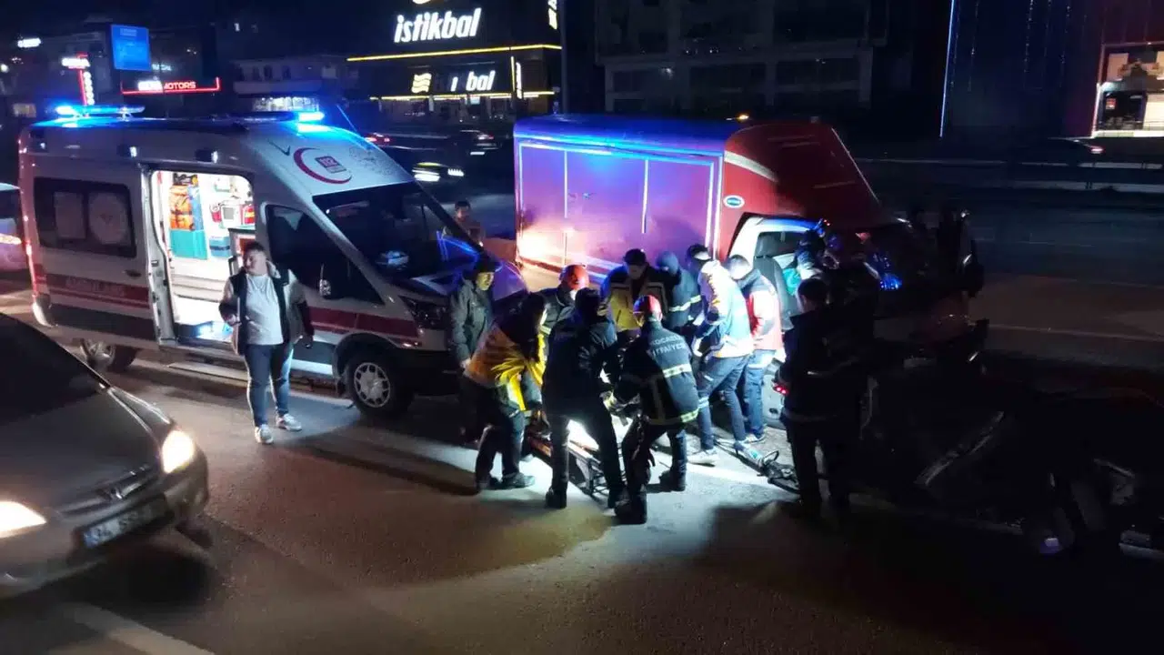 Gebze’de Kamyonet Bariyerlere Ok Üzere Saplandı: 1 Yaralı