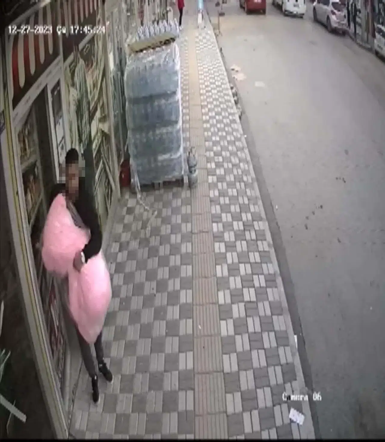 Girdiği Marketten Oyuncak Ayıyı Bu türlü Çaldı