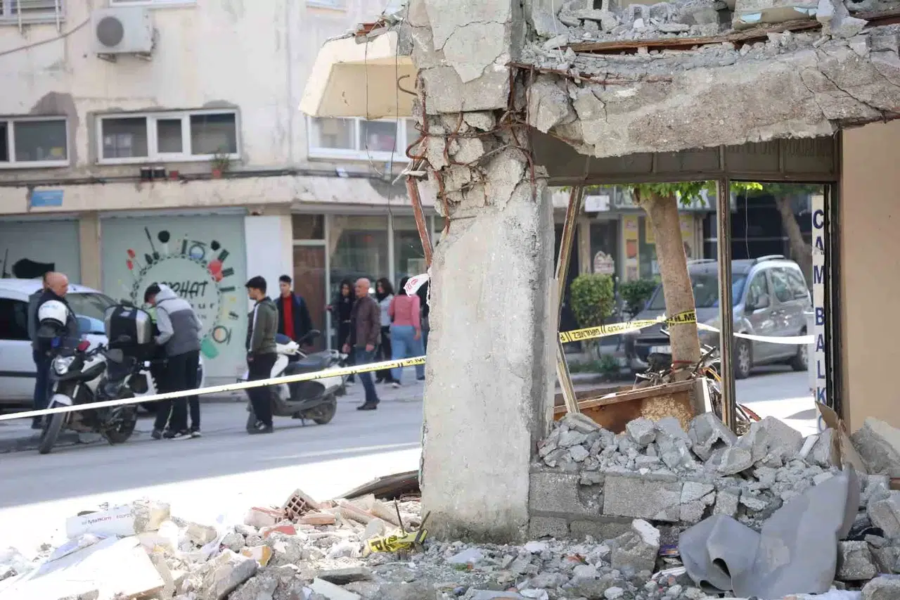 Görünümüyle Ürküten Binanın Yıkımına Başlandı