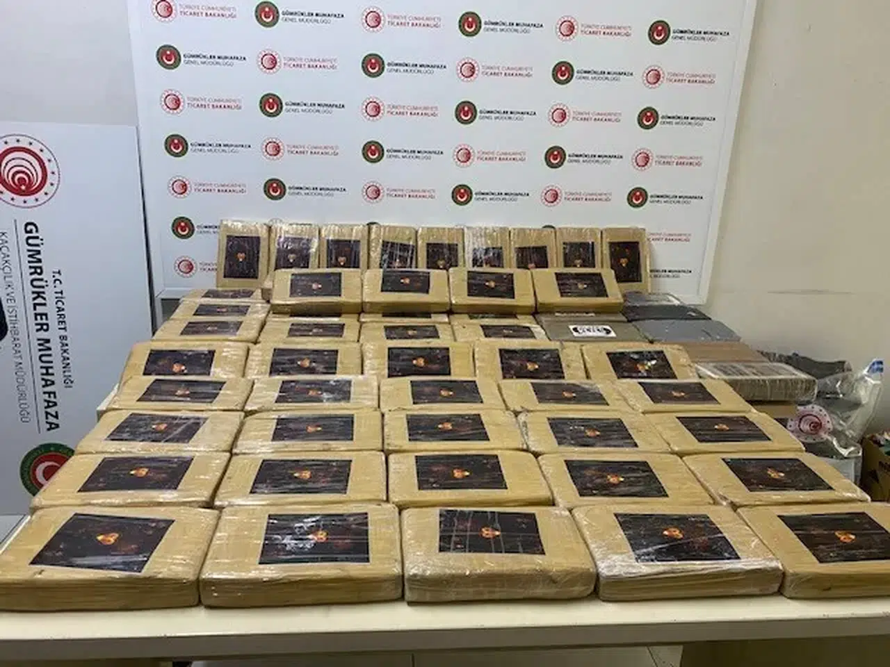Gümrük Koruma Grupları Muz Dolu Konteynerde 77 Kilogram Kokain Ele Geçirdi