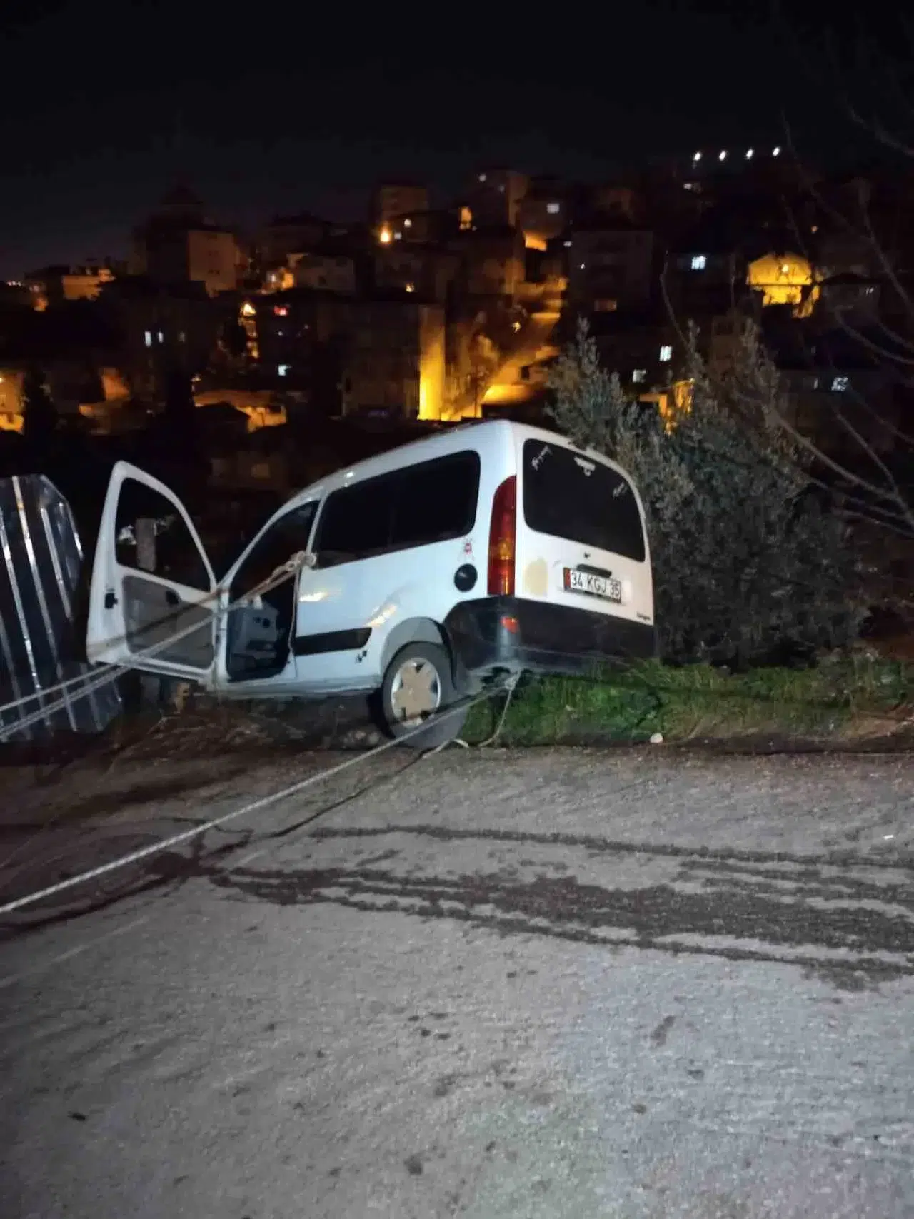 Hafif Ticari Aracı İnşaat Alanına Düşmekten Yol Kenarındaki Teller Kurtardı