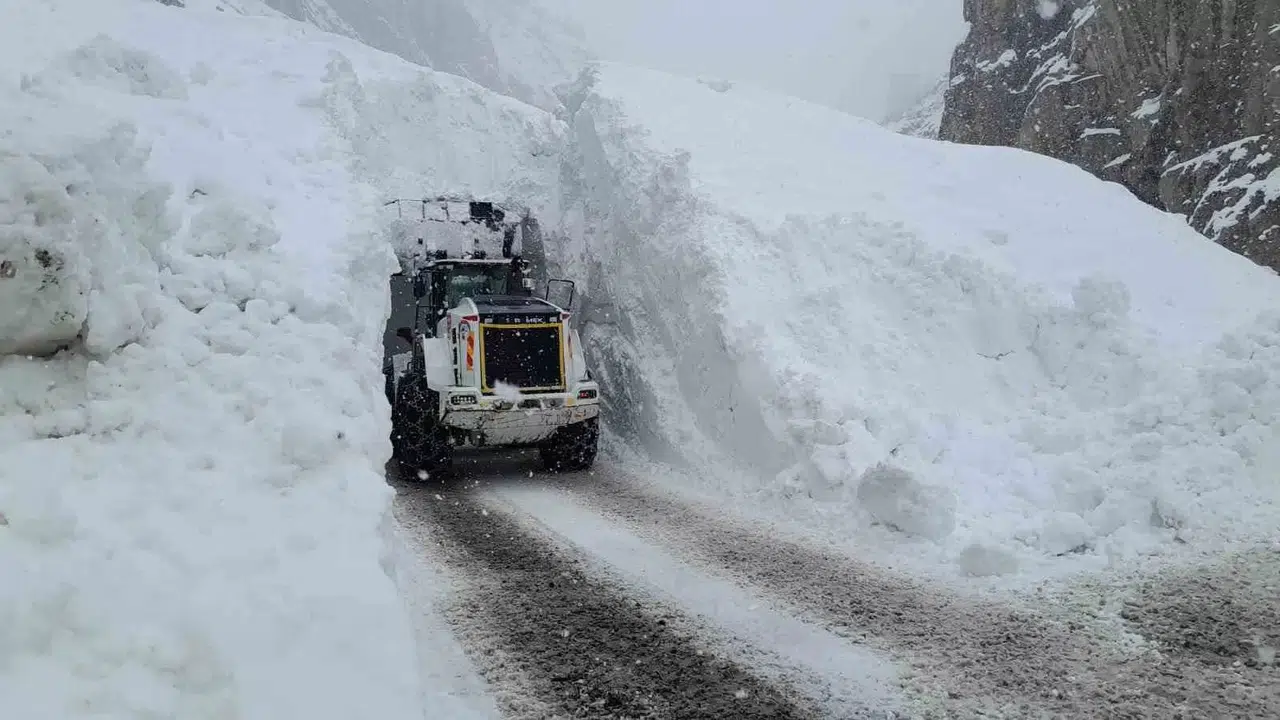Hakkari’de Çığ Bölgesindeki Çalışmalarda 10 Metre Yüksekten Düşen Takım Şefi Yaralandı