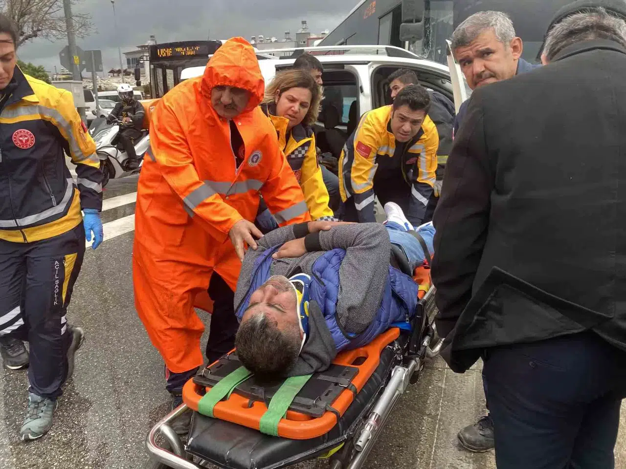 Halk Otobüsüyle Hafif Ticari Araç Çarpıştı, Sıkışan Sürücüyü Gruplar Çıkardı