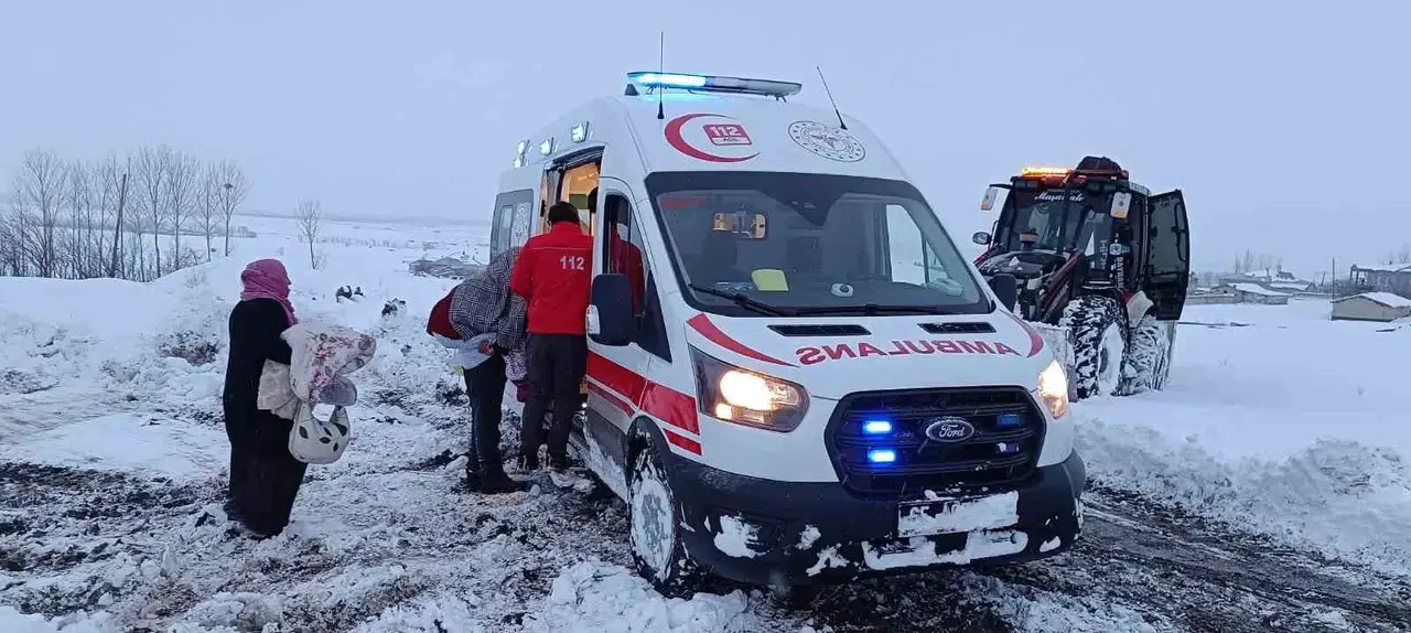 Hasta Almaya Giderken Kara Saplanan Ambulansı Karla Gayret Grupları Kurtardı