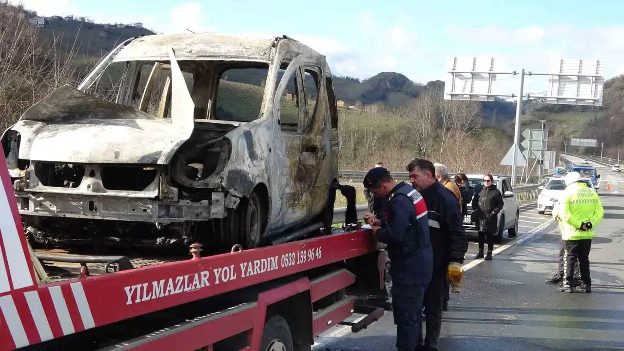 Hastane Yolunda Dehşeti Yaşadılar: Araç 10 Dakikada Küle Döndü