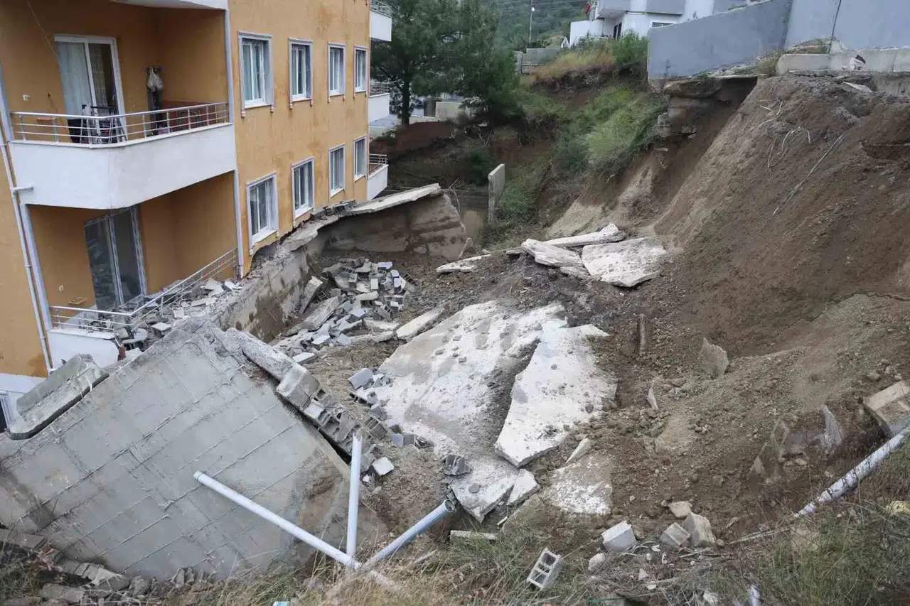 Hatay’da Çok Yağmur Nedeniyle 5 Katlı Binanın İstinat Duvarı Çöktü