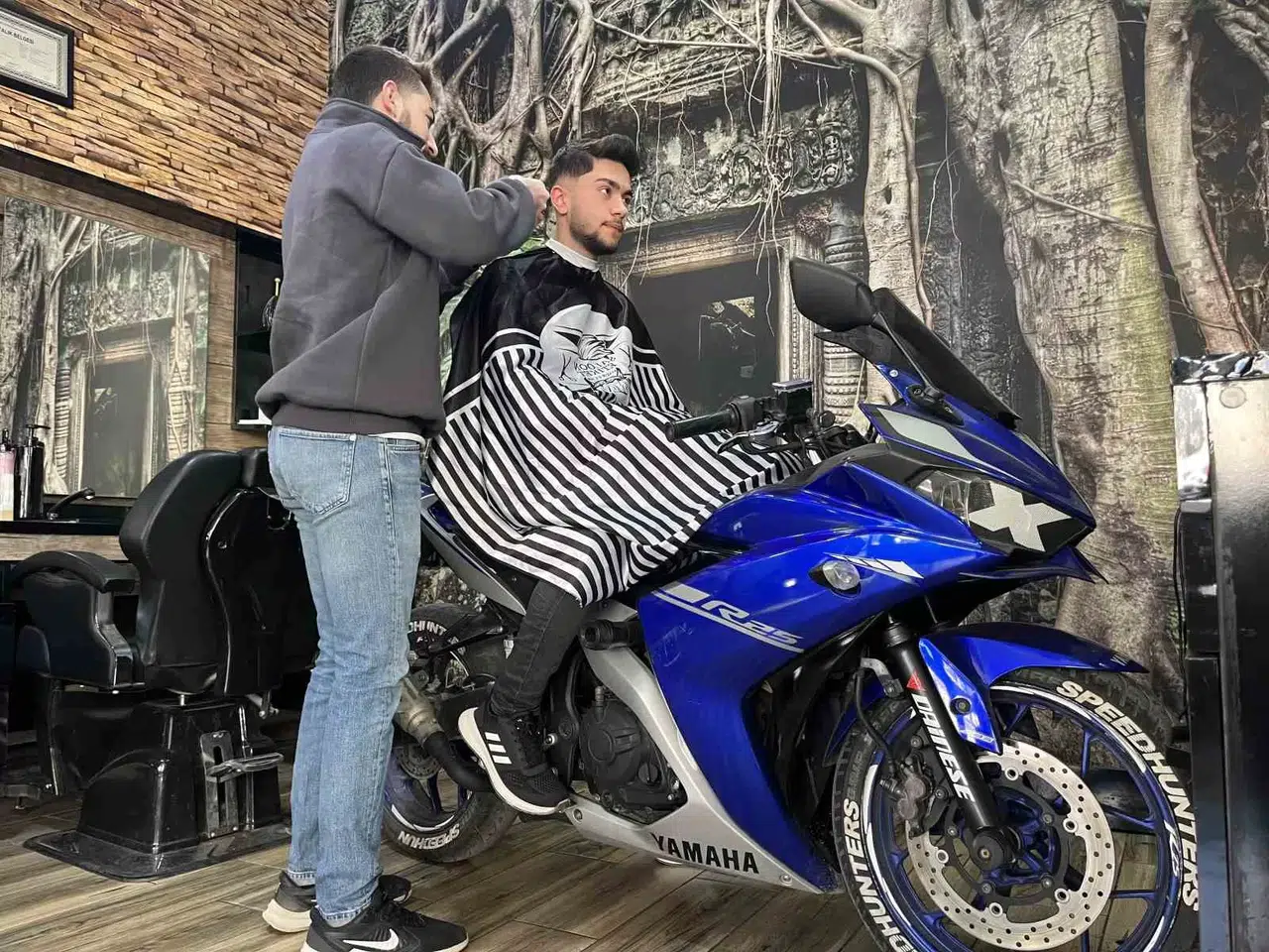 Hem Motosiklet Kullandı Hem de Tıraş Oldu