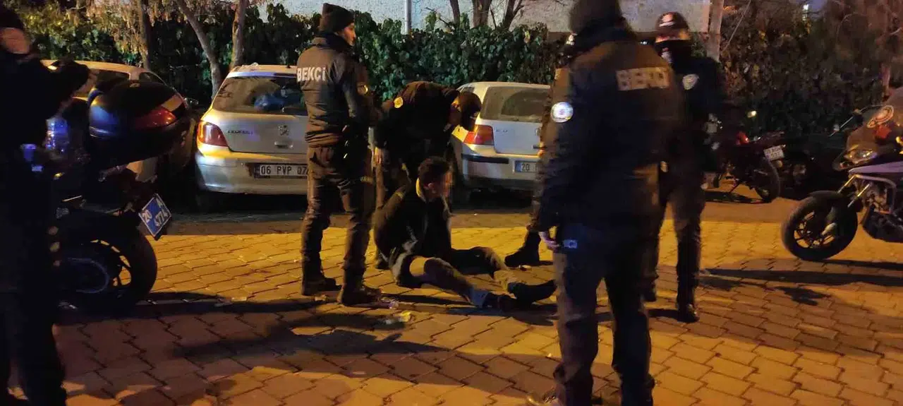 Hengameyi Ayırmaya Çalışanlara Sataşınca Bıçakla Yaralandı