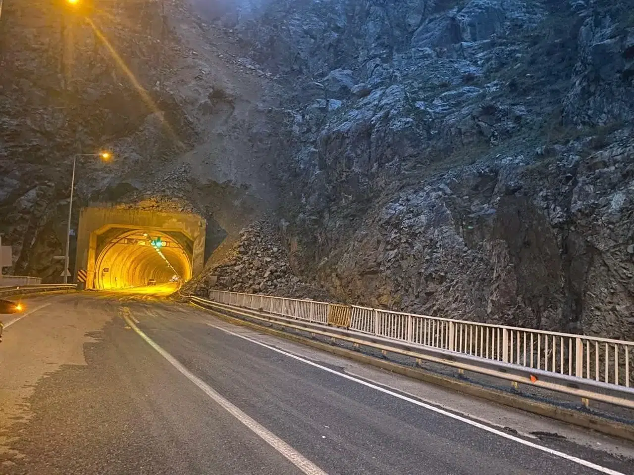 Heyelan Nedeniyle Kapanan Artvin-Erzurum ve Artvin-Ardahan Karayolu Ulaşıma Açıldı