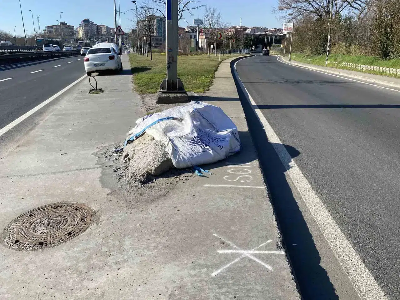 İbb Gruplarının Yol Kenarına Koyduğu Tuz Çuvalları Yola Saçıldı