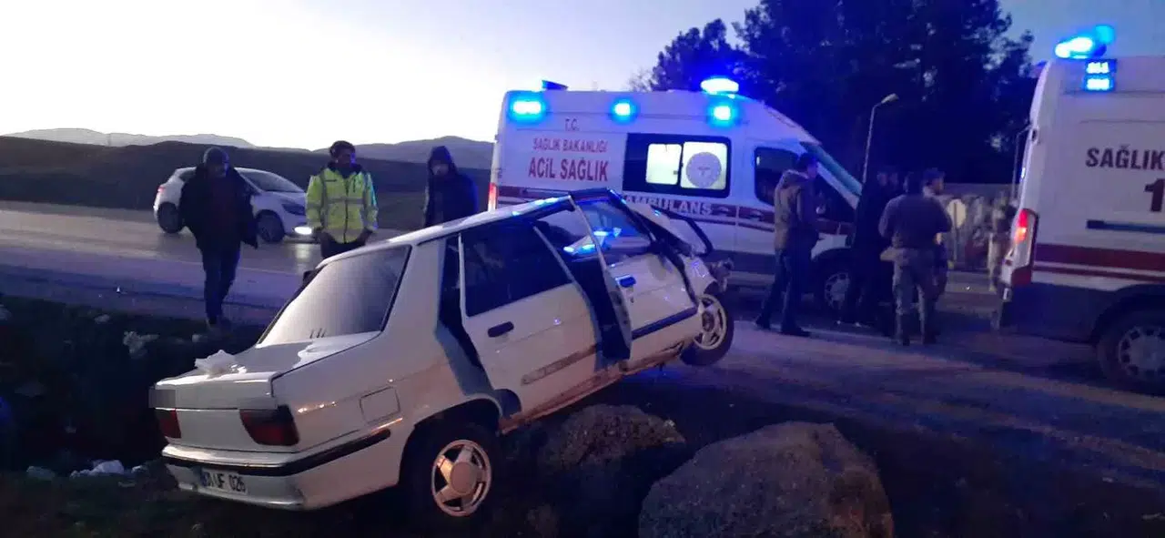 İki Araba Çarpıştı: 5 Yaralı