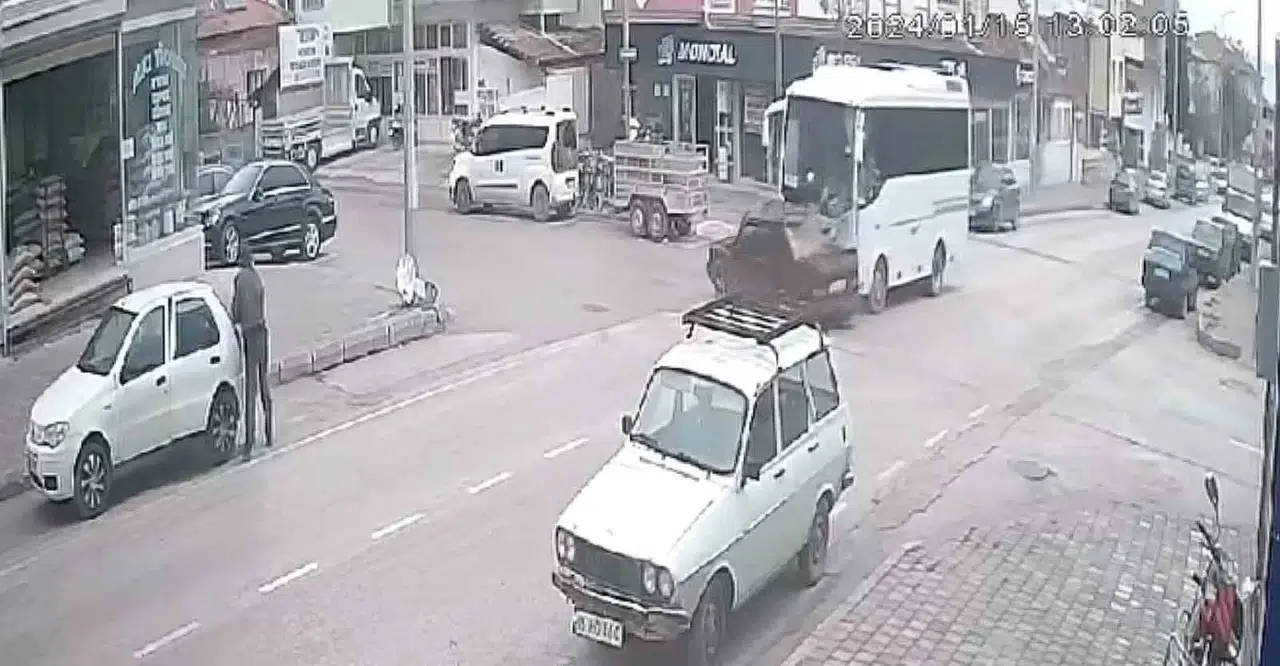 İki Aracın Ortasında Kalmaktan Kıl Hissesi Kurtuldu, Kaza Anı Kameraya Yansıdı