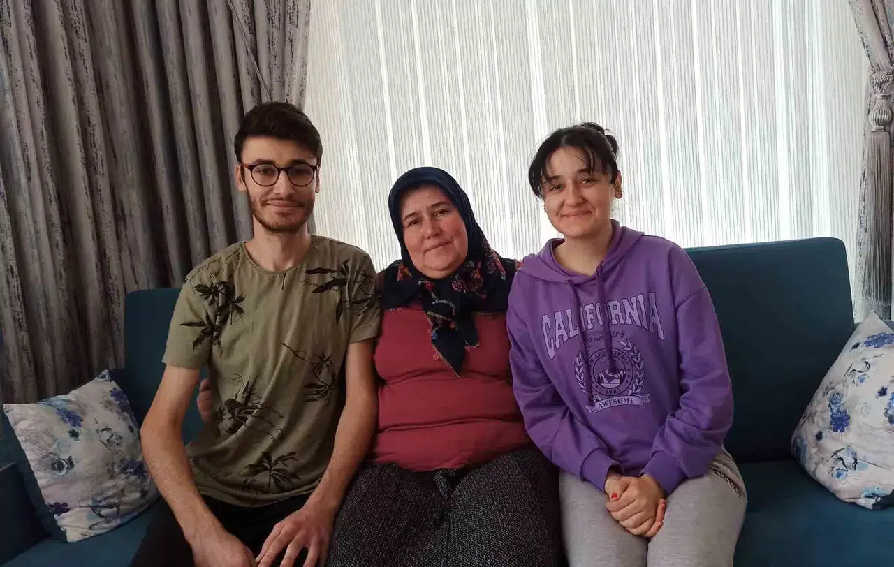 İki Engelli Çocuğu Olan Anne, 27 Yıldır "Anne" Sözüne Hasret