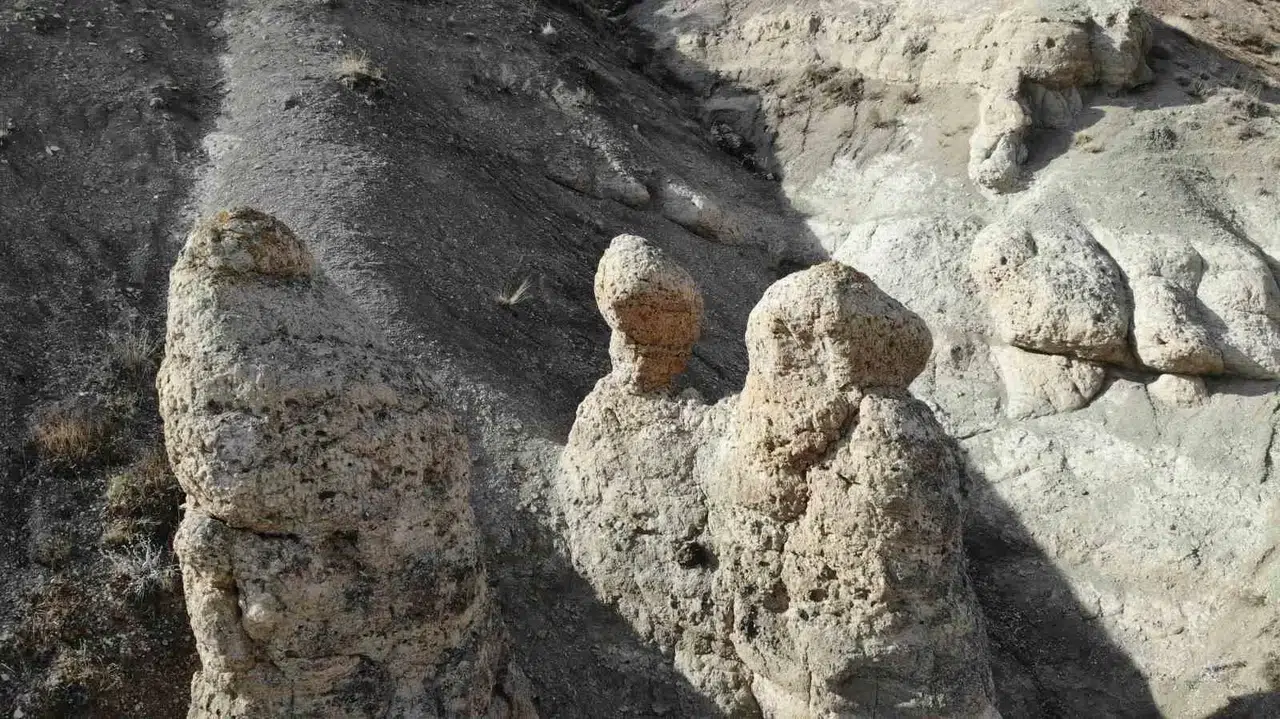 İnsan Siluetindeki Kayalar Dikkat Çekiyor