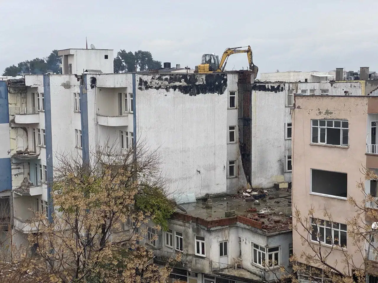 İş Makinası Yıkım İçin Ağır Hasarlı Binanın Üzerine Çıkarıldı