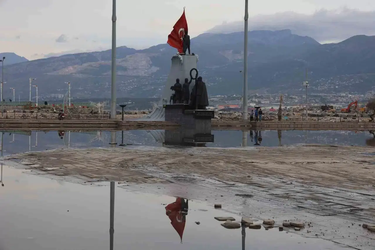 İskenderun’da Suların Çekilmeye Başlamasıyla Vatandaşlar Hafta Sonunun Keyfini Çıkarıyor