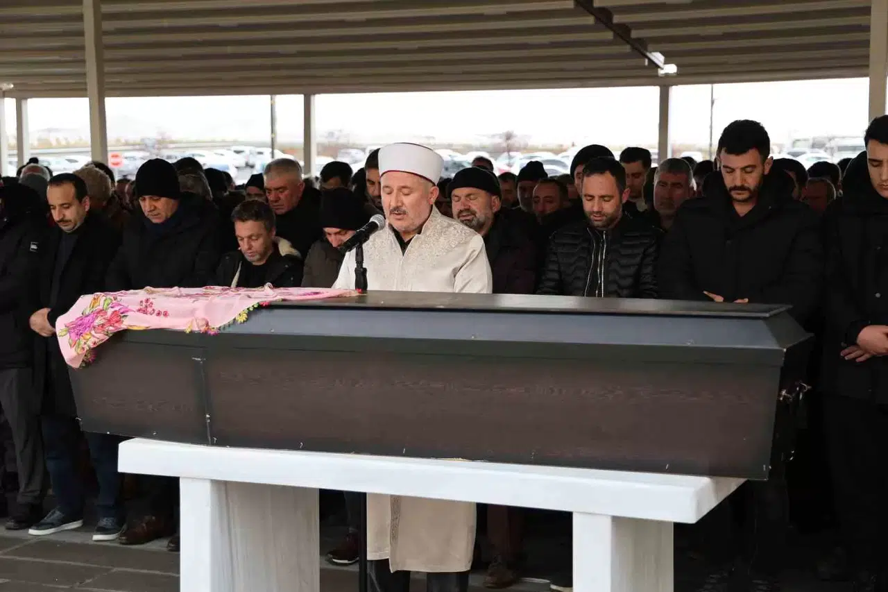 Isparta’da Konutunda Meyyit Bulunan Öğrenci, Sivas’ta Defnedildi