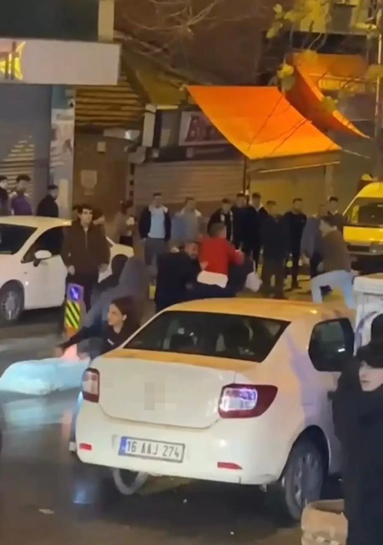 İstanbul’da Araçlara ve Bayana Çarpan Şoföre Meydan Dayağı Kamerada