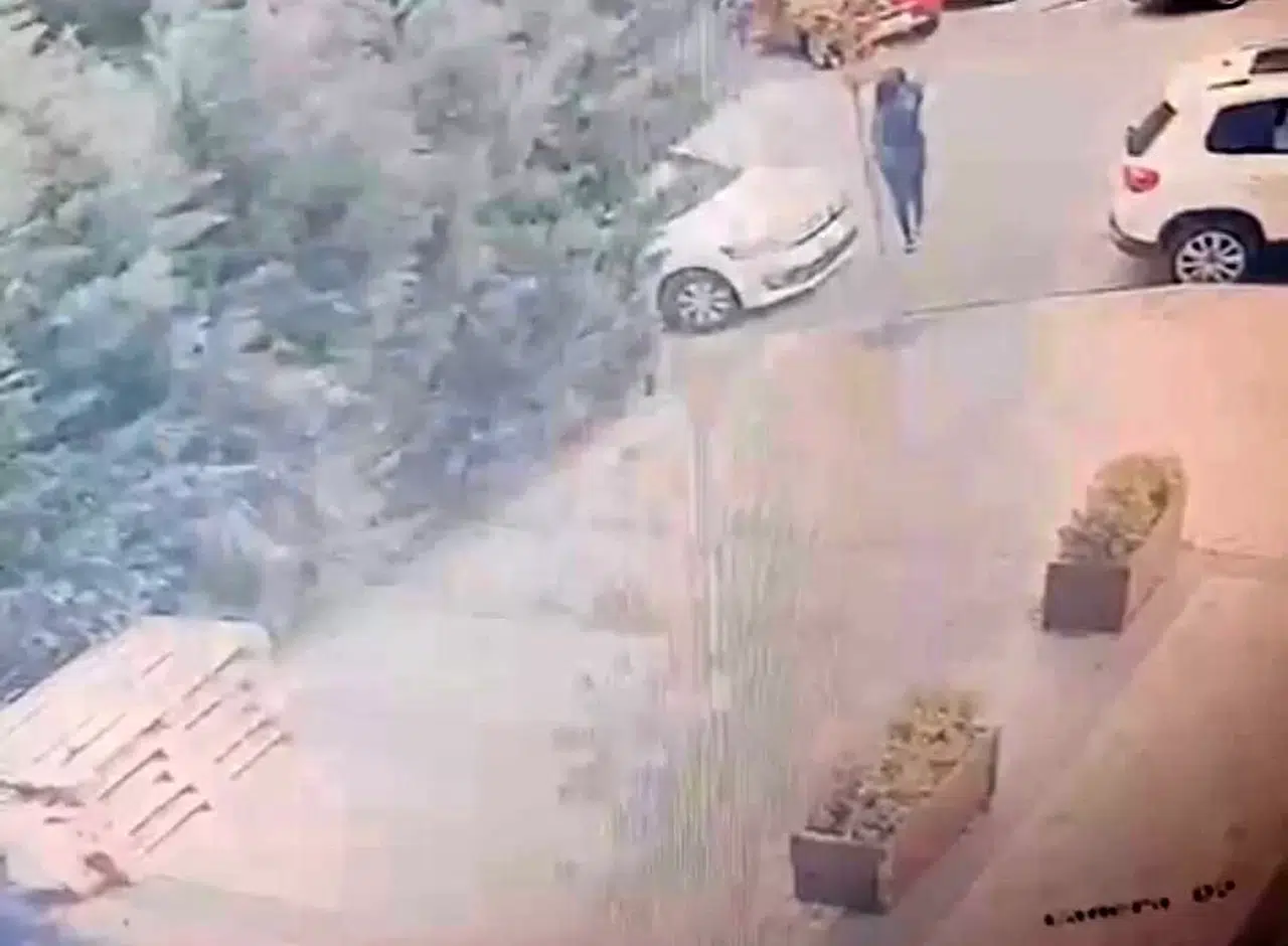 İstanbul’da Eczaneden Güneş Kremi Hırsızlığı Kamerada: Dolmuşa Binerek Uzaklaştı