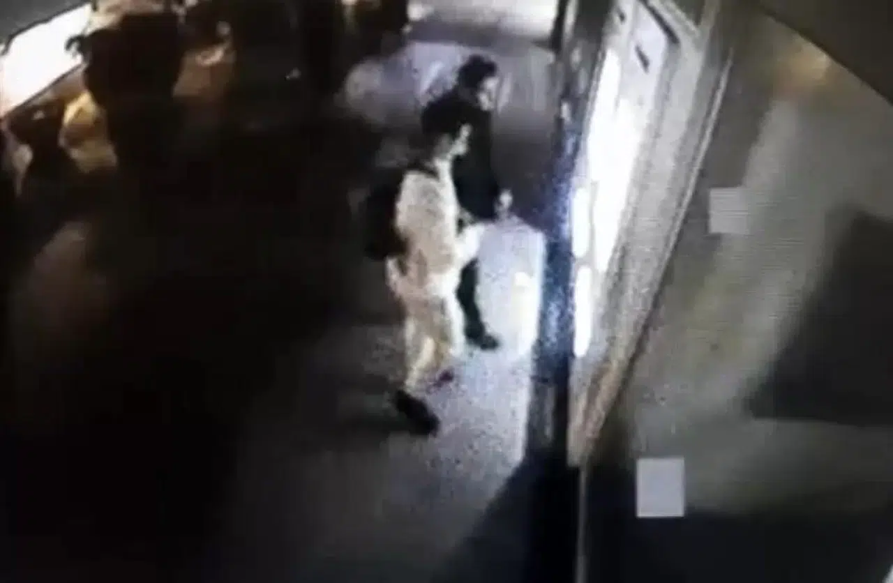 İstanbul’da Motosikletle Bıçaklı Gasp Kamerada: Bıçak Zoruyla Bankamatikten Para Çektirdiler
