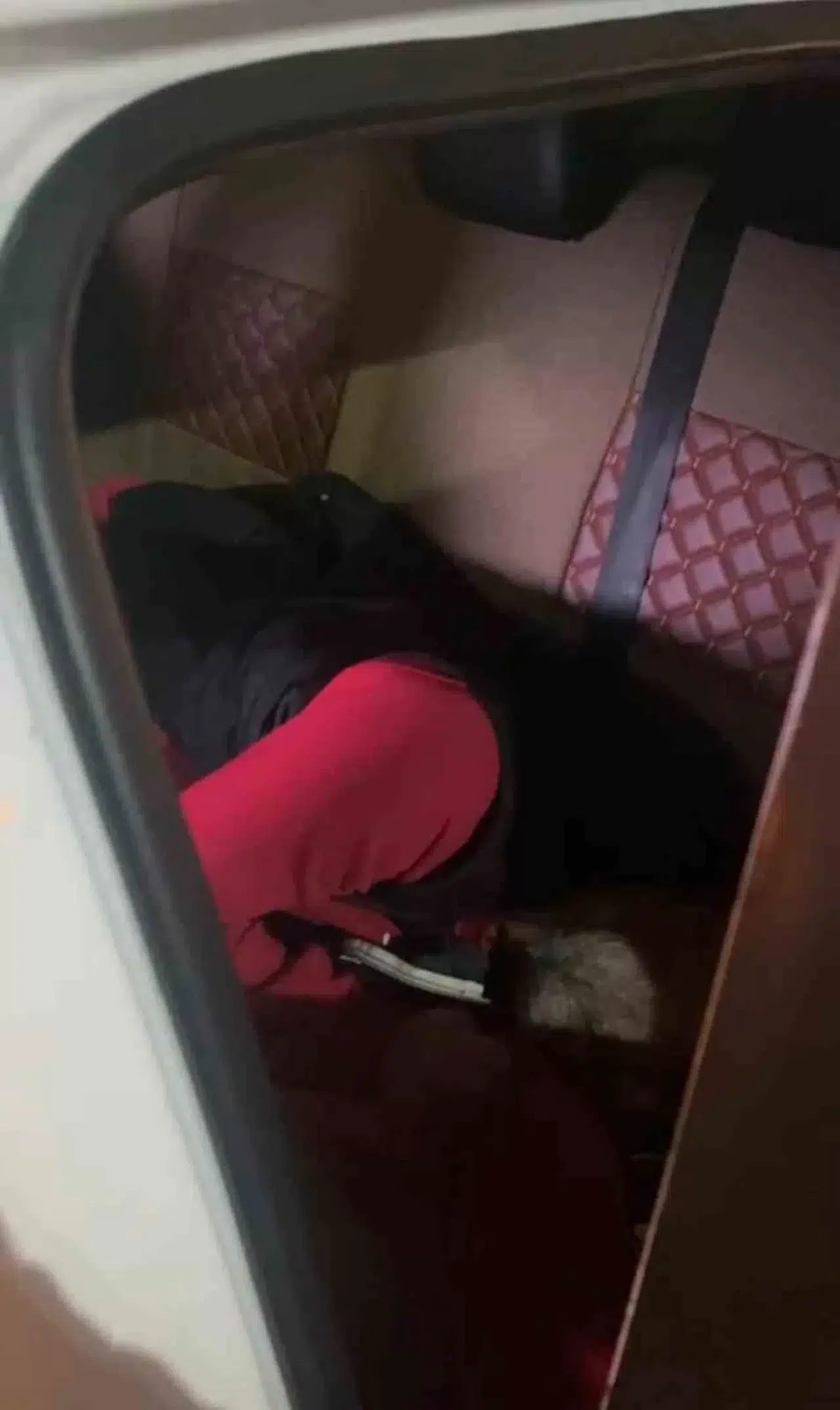 İstanbul’da Takside Sızan Sarhoş Müşteri Kamerada: Taksicilerin Eforuna Karşın Bir Türlü Uyanmadı