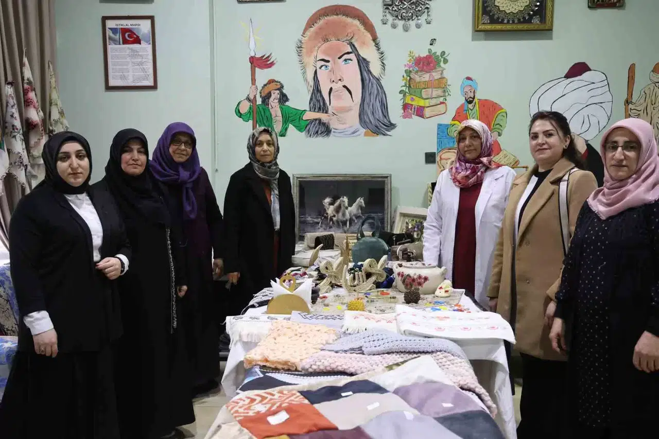 İstekli 12 Bayan Geri Dönüşümle Dayanışma Örneği Gösteriyor