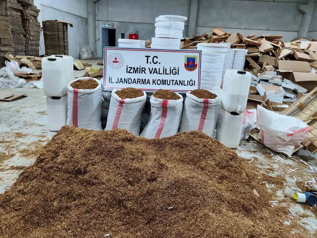 İzmir’de Kaçak Sigara Fabrikasına Baskın: 52 Milyonluk Eser Ele Geçirildi