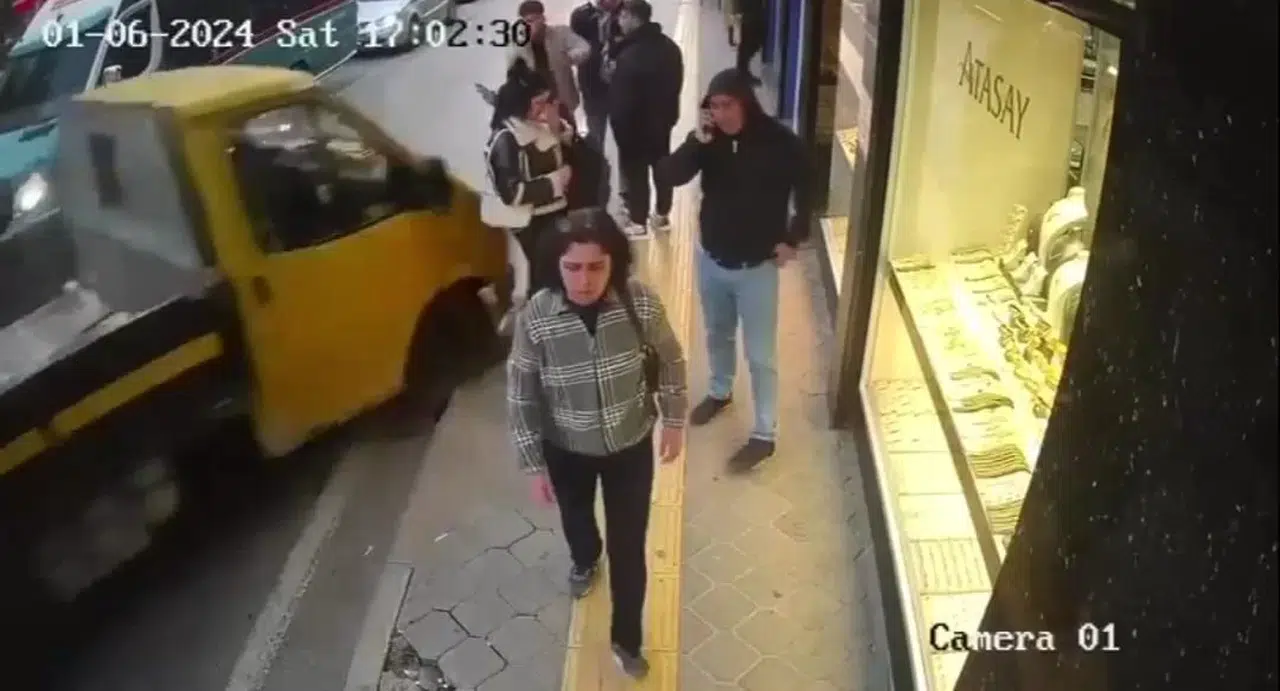 İzmir’de Kamyonet Yayalara Çarpıp İş Yerine Dalmıştı, Dehşet Anlarını Anlattılar