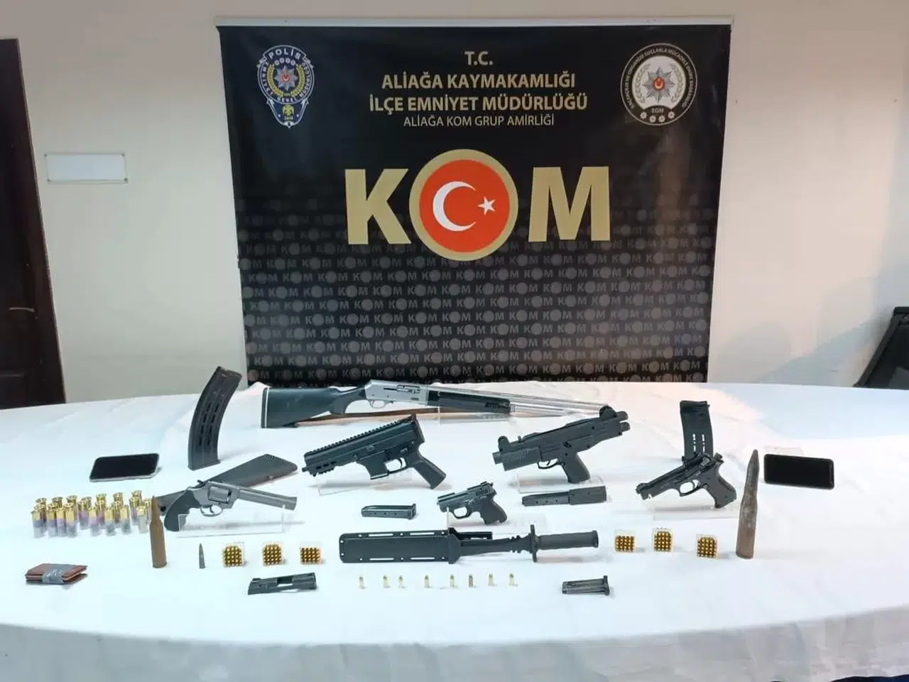 İzmir’de Silah Tacirine Darbe: Ele Geçirilenler Ortasında Uçaksavar Mühimmatı da Var