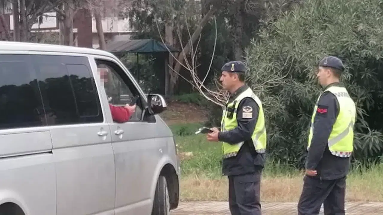 Jandarma Alkolmetreyi Üfletmek İçin  Yarım Saat Lisan Döktü, Üfleyince Cezayı Yedi