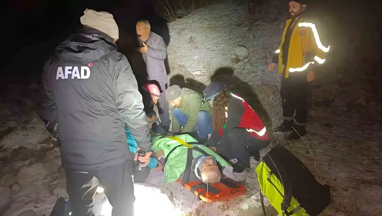 Jandarma ve Afad Kayıp Vatandaş İçin Seferber Oldu, Kayalıklardan Düşen Adam 4 Saatlik Çalışmayla Kurtarıldı