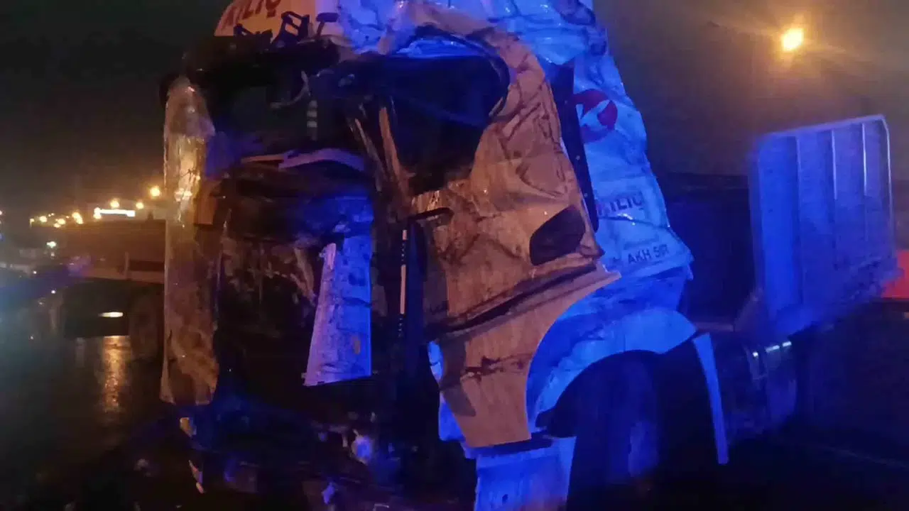 Kağıt Üzere Ezilen Tırdan Sağ Kurtuldular