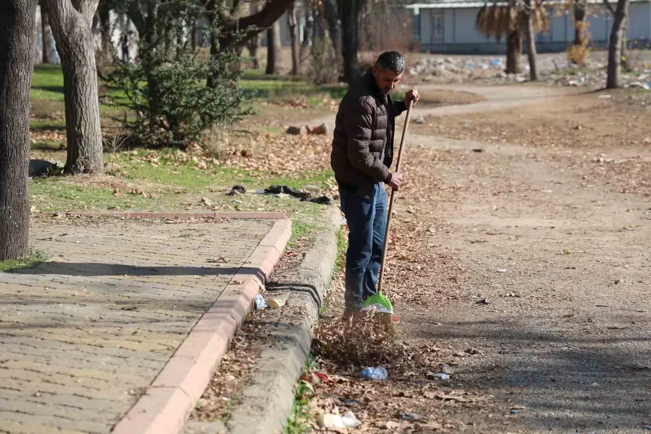 Kahramanmaraşlı Depremzede Yaşadığı Mahallenin Park ve Bahçelerini Temizliyor
