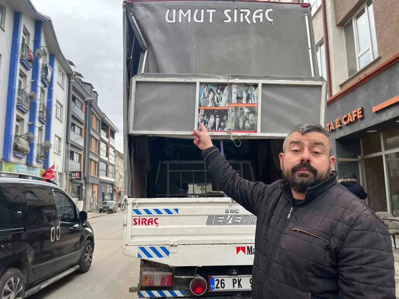 Kamyonete Yüklediği Doğal Gaz Borusu Bir Araca Ziyan Veren Şoför Bir Şey Olmamış Üzere Yoluna Devam Etti