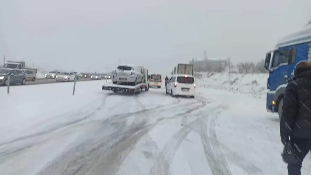 Kar Ankara-Kırıkkale Yolunda Ulaşımda Aksamalara Neden Oldu