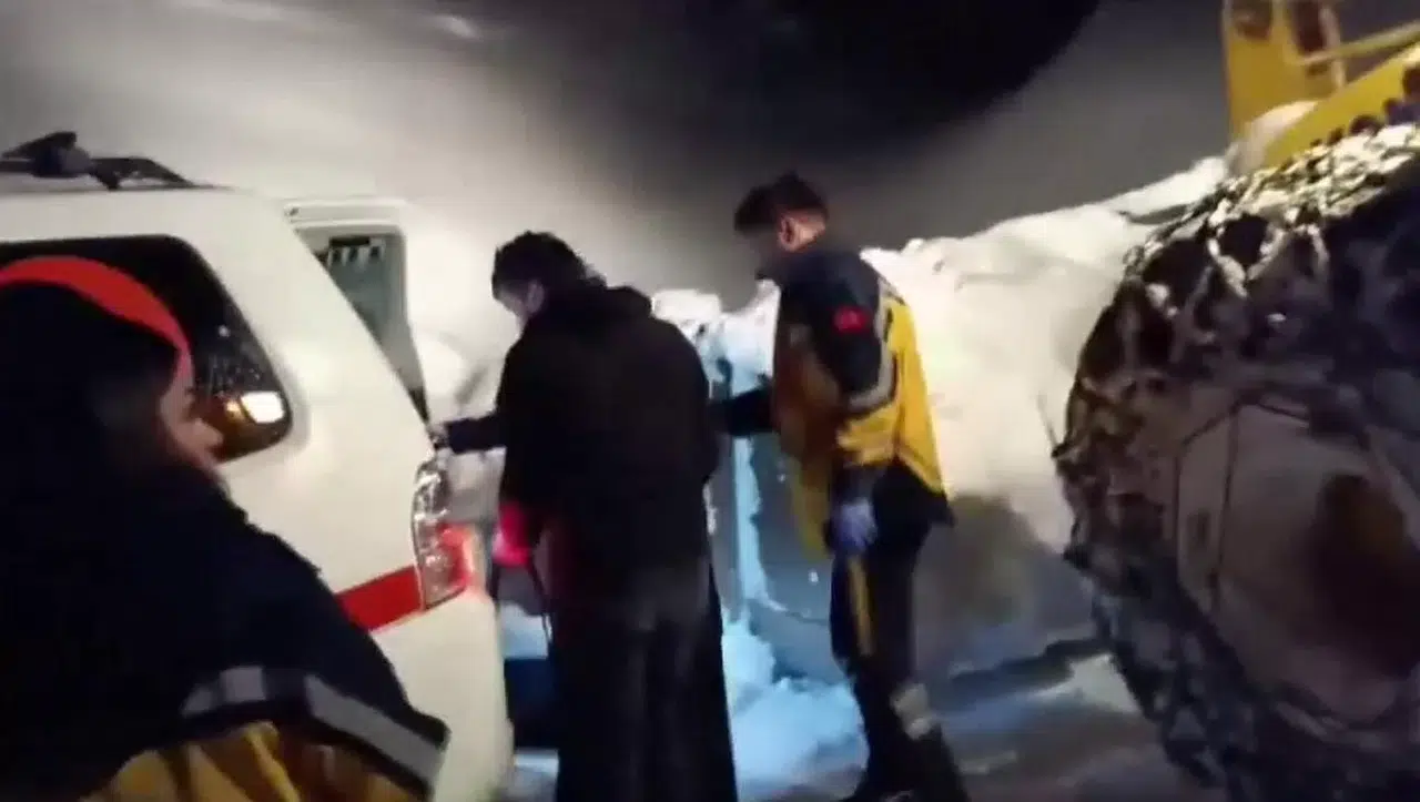 Kar Yolları Kapattı, Ayağına Kaynar Su Dökülen Bayana Gruplar Yetişti